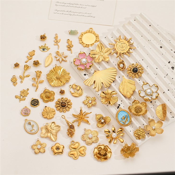 Colgante con dije de flor