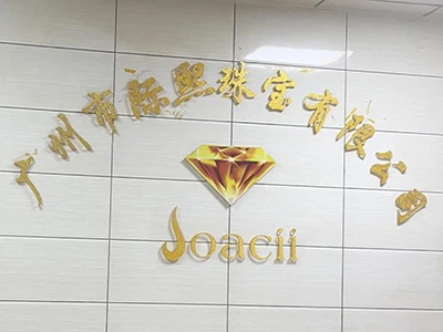 Un cliente israelí revisa muestras de joyería de cobre en las instalaciones d...