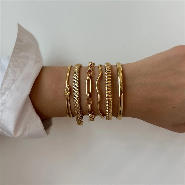 Brazalete liso con puño abierto