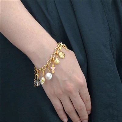 Pulsera con dijes de eslabones ovalados chapados en oro