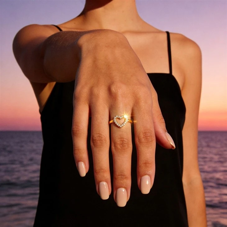 Anillo abierto con corazón pavé