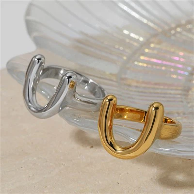 Anillo de herradura atrevido