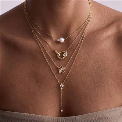Collar con colgante de flor delicada