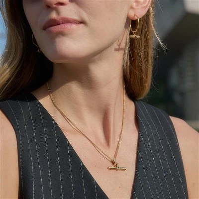 Collar delicado con barra en T y circonitas