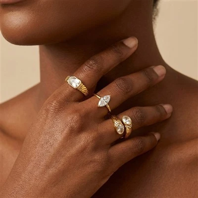 Anillo solitario con circonita cúbica de talla esmeralda