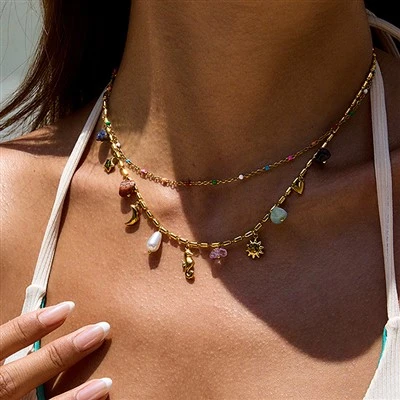 Collar en capas con múltiples dijes de hipocampo