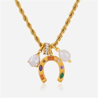 Collar con dije de cuerda retorcida en forma de herradura
