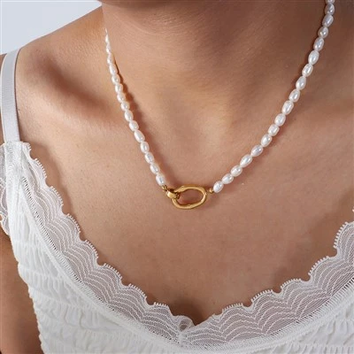 Collar de perlas con cuentas y cierre ovalado