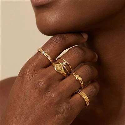 Anillo con detalle de circonita cúbica y banda acanalada