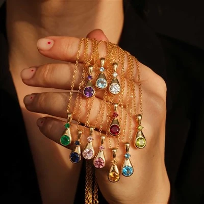Collar con dije de piedra natal en forma de lágrima