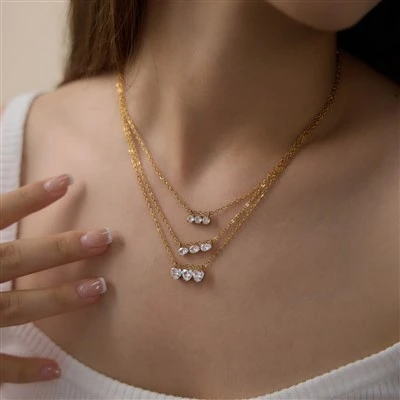 Collar con colgante de circonita cúbica con tres corazones móviles