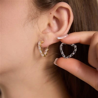 Pendiente Huggie con circonitas triangulares