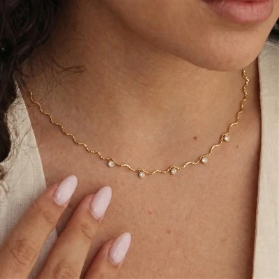 Collar pequeño con cadena ondulada y torcida