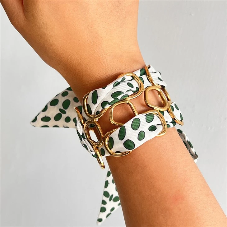 Brazalete con eslabones cuadrados y bufanda ancha